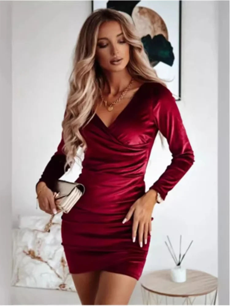 Aksamitna sukienka mini z dekoltem w serek Czerwony