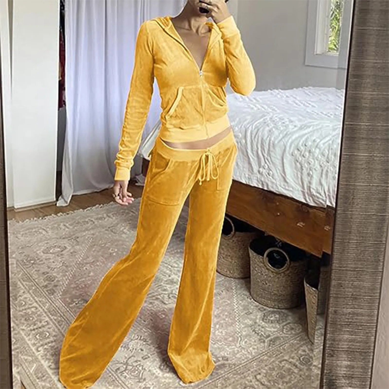 Aksamitny welurowy dres damski z kapturem — bluza i szerokie spodnie żółty