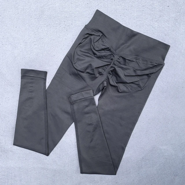 Bezszwowe legginsy do jogi z modelowaniem pośladków Lawenda