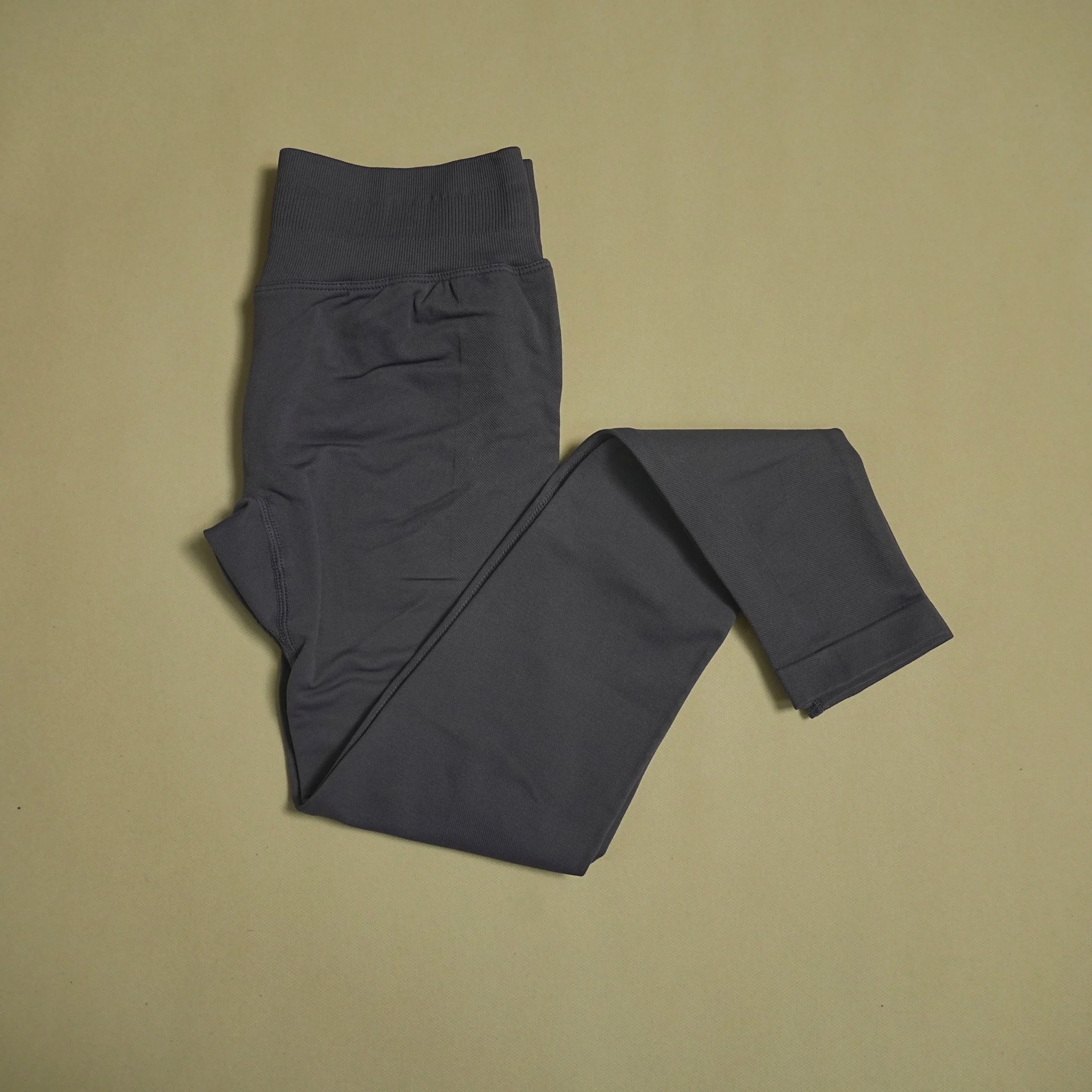 Bezszwowe legginsy do jogi modelujące pośladki Srebrny