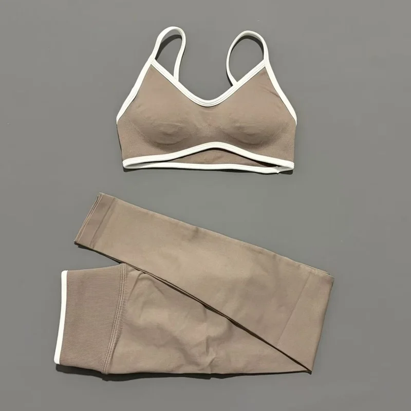 Bezszwowy komplet do jogi: legginsy scrunch i top halter Brązowy