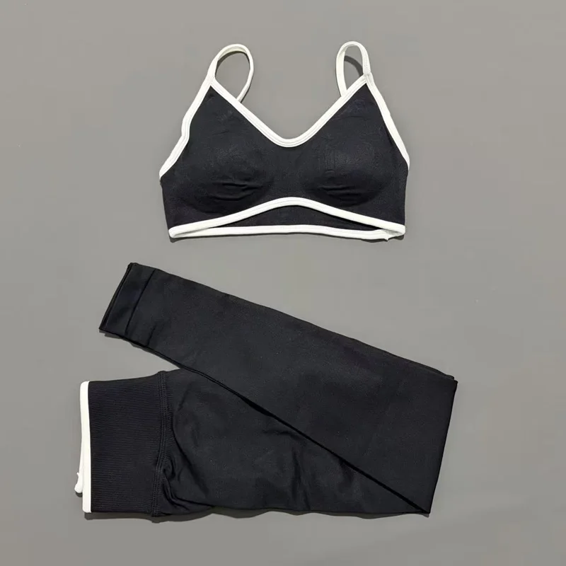 Bezszwowy komplet do jogi: legginsy scrunch i top halter Khaki