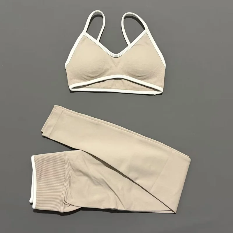 Bezszwowy komplet do jogi: legginsy scrunch i top halter Kolba