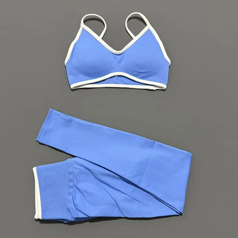Bezszwowy komplet do jogi: legginsy scrunch i top halter Srebrny