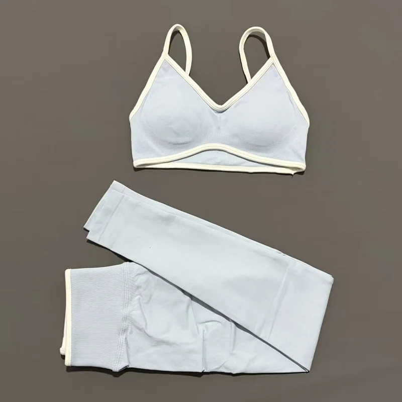 Bezszwowy komplet do jogi: legginsy scrunch i top halter Złoto