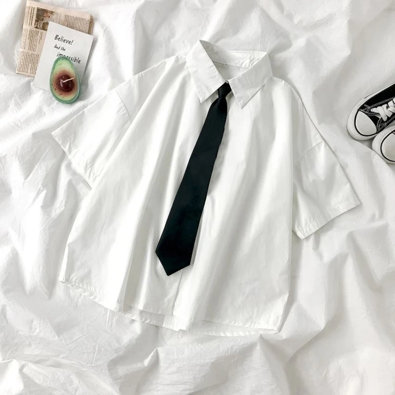 Biała koszula JK z czarnym krawatem preppy styl japoński Kolba