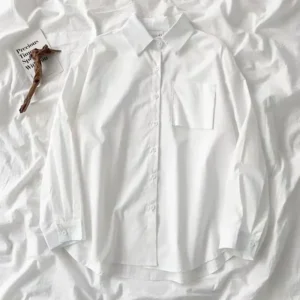 Biała koszula oversize z długim rękawem — japoński styl preppy Biały