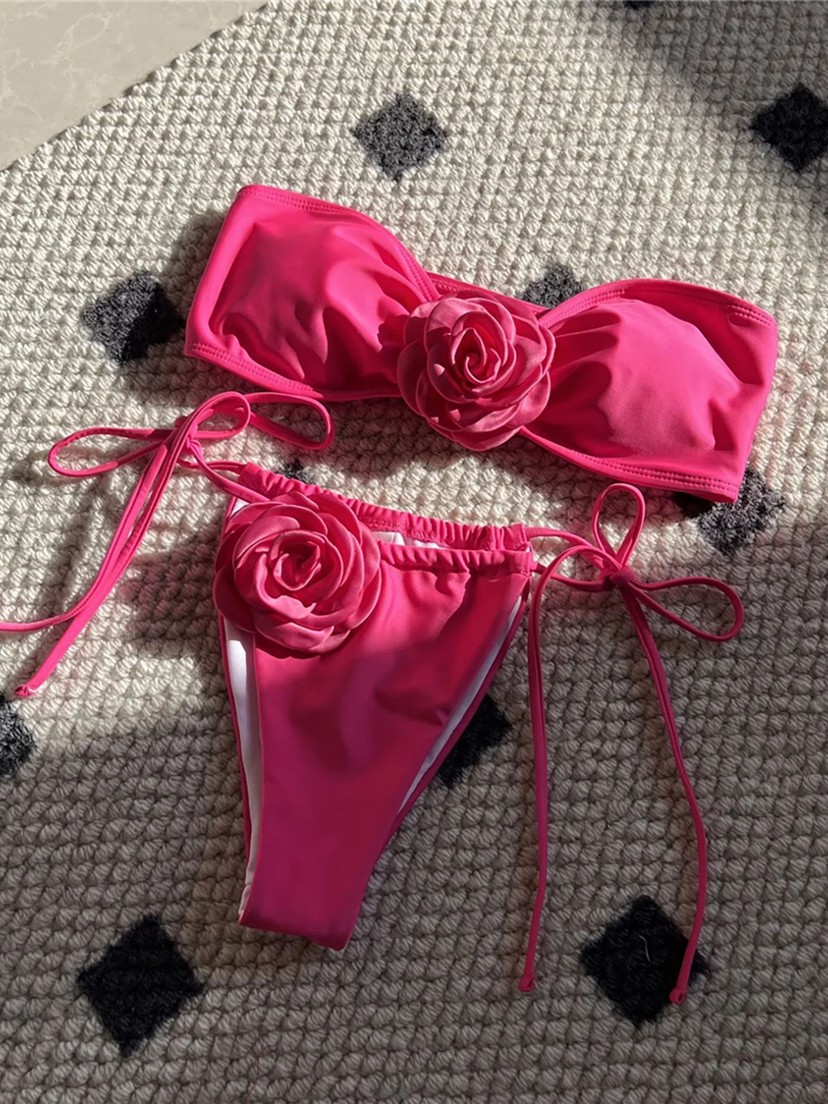 Bikini bandeau z wysokim stanem i kwiatami 3D Beżowy