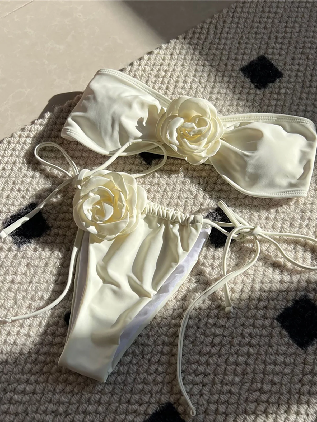 Bikini bandeau z wysokim stanem i kwiatami 3D Biały