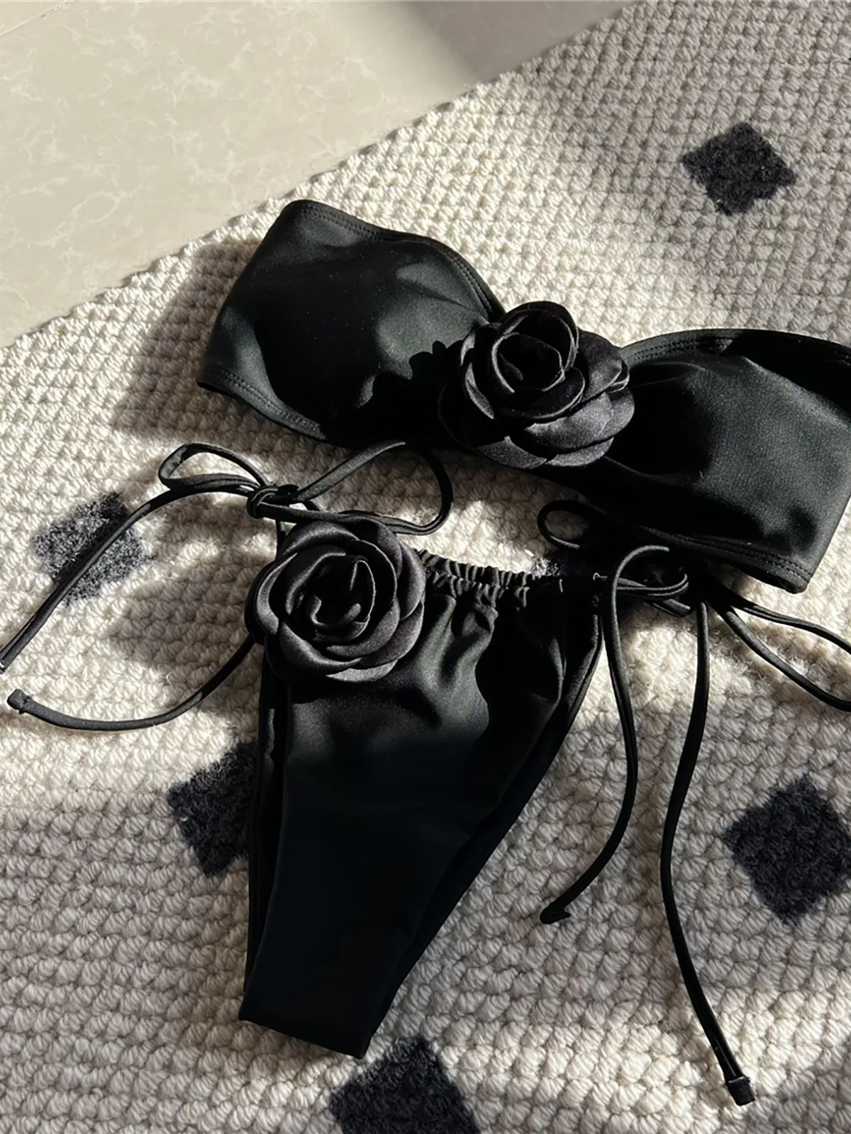 Bikini bandeau z wysokim stanem i kwiatami 3D Czarny