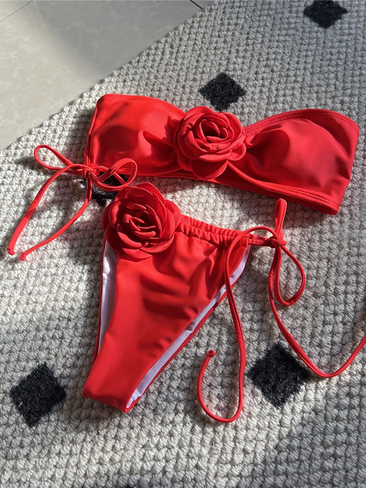 Bikini bandeau z wysokim stanem i kwiatami 3D Czerwony