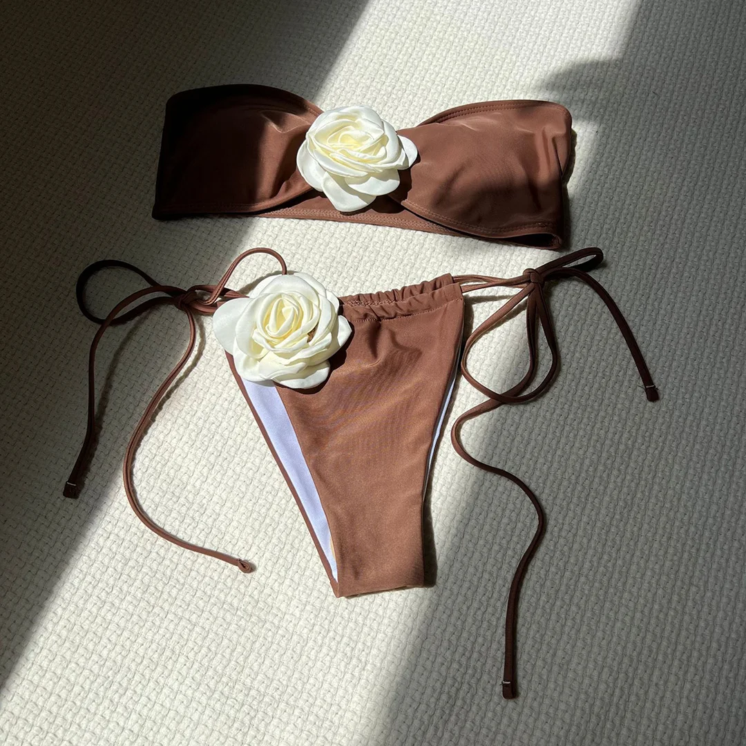 Bikini bandeau z wysokim stanem i kwiatami 3D Kawa