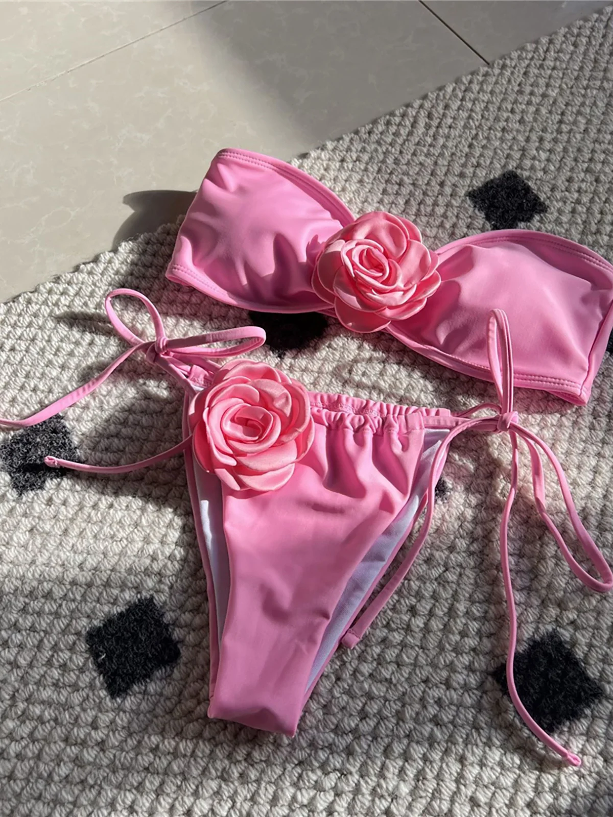 Bikini bandeau z wysokim stanem i kwiatami 3D Różowy
