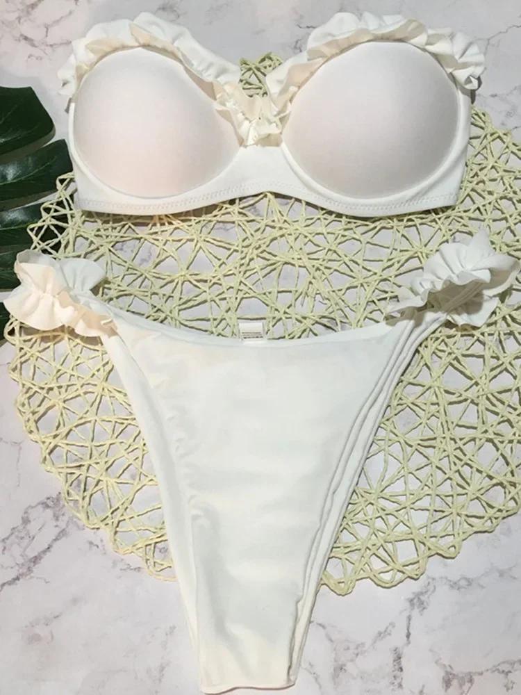 Bikini bandeau z falbanką i efektem push-up Biały