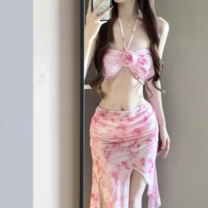 Bikini halter z długą plażową narzutką, modelujące Różowy