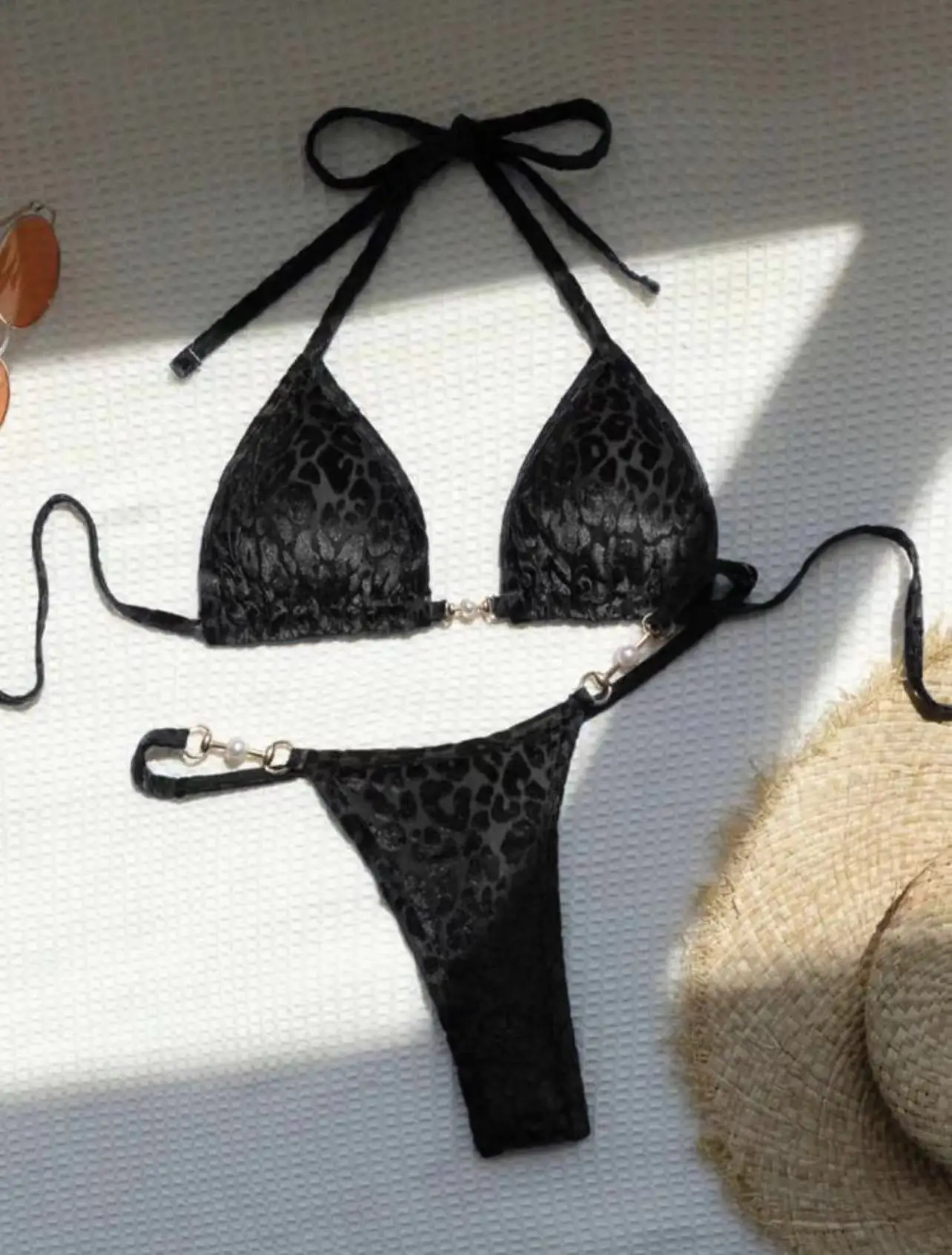Bikini w panterkę ze sznurowaniem i stringami Czarny