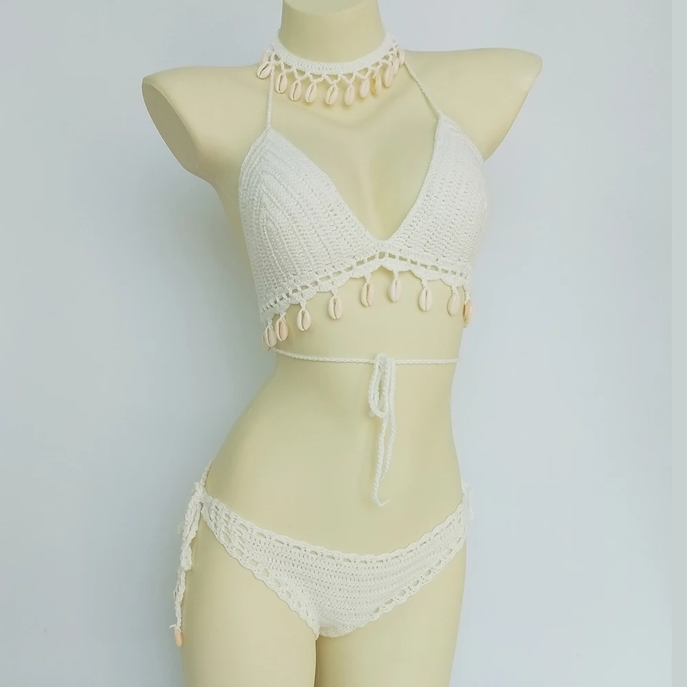 Bikini szydełkowe z muszelkami i łańcuszkiem na kostkę Biały