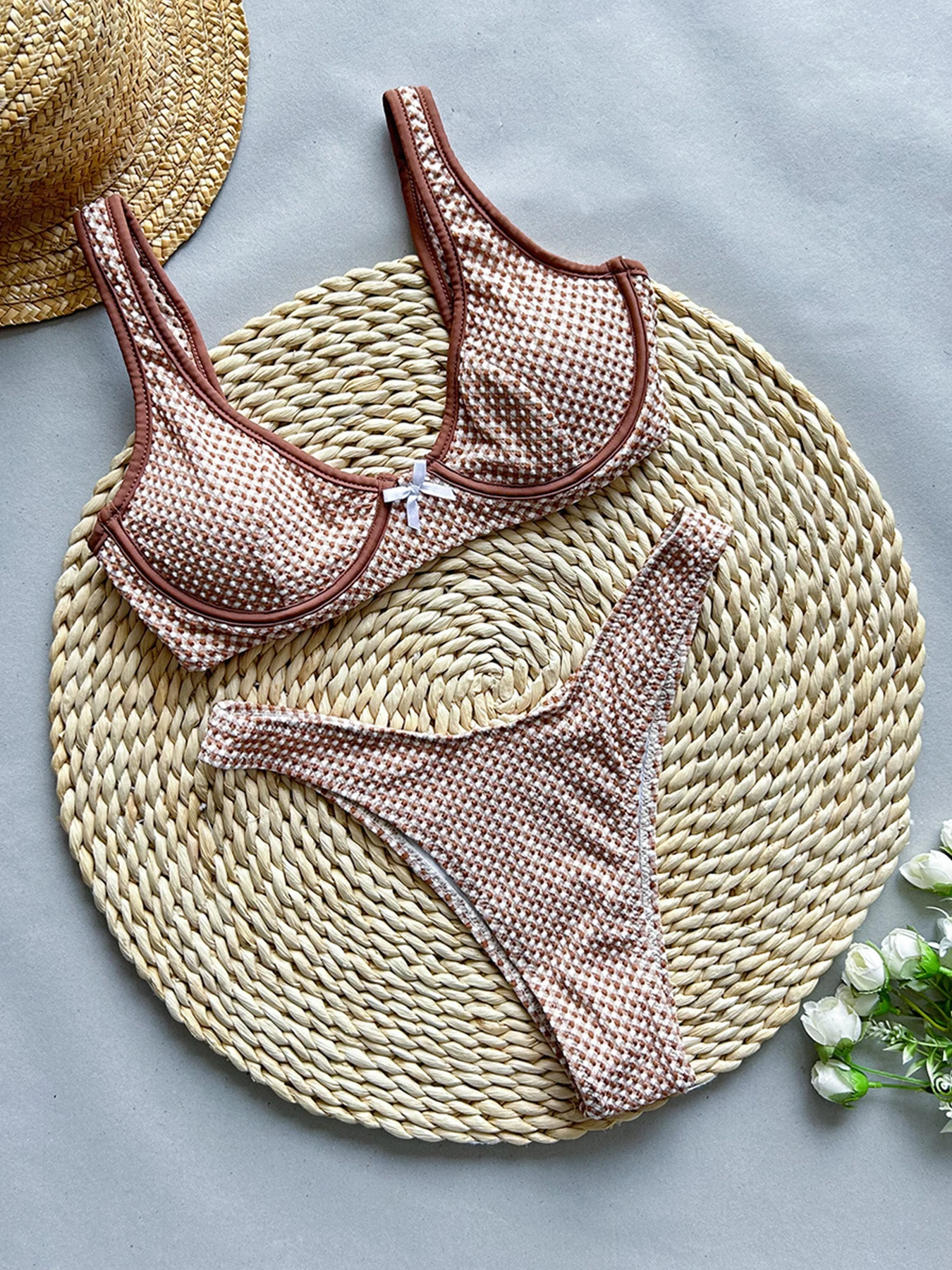 Bikini w kratę z fiszbinami i push-up Brązowy