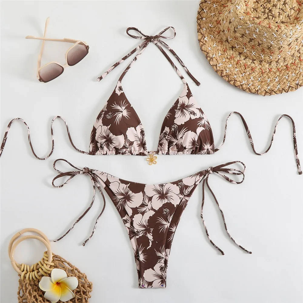 Bikini w kwiaty wiązane na szyję z dołem typu stringi Beżowy