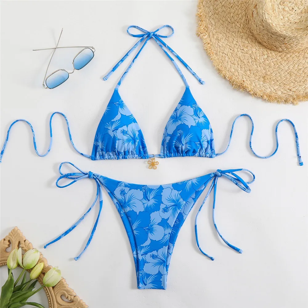 Bikini w kwiaty wiązane na szyję z dołem typu stringi Niebieski