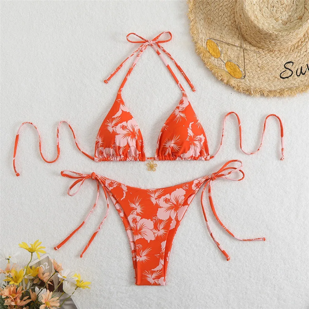 Bikini w kwiaty wiązane na szyję z dołem typu stringi Pomarańczowy