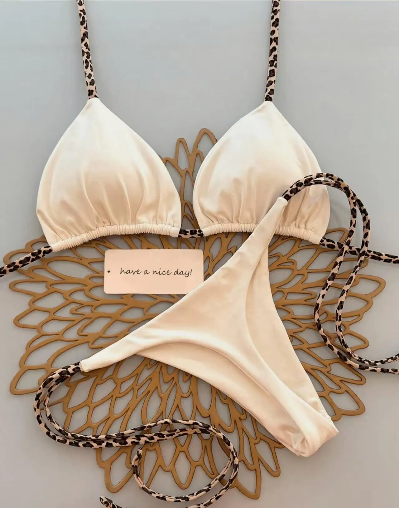 Bikini w panterkę z wysokim stanem i stringami Beżowy