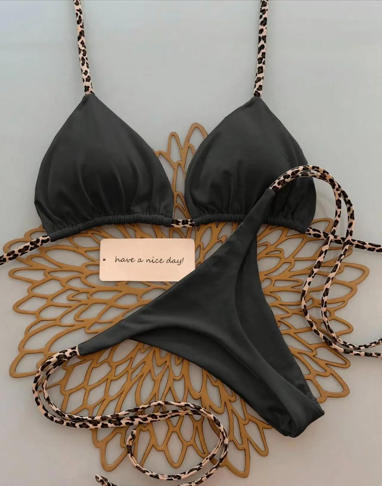 Bikini w panterkę z wysokim stanem i stringami Czarny