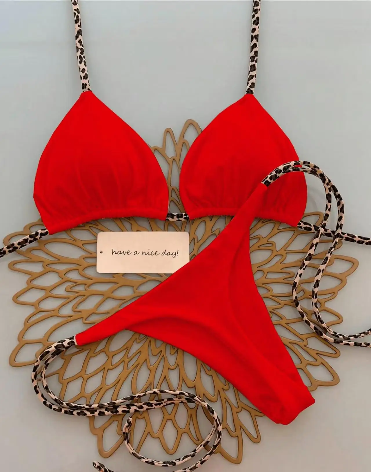 Bikini w panterkę z wysokim stanem i stringami Czerwony