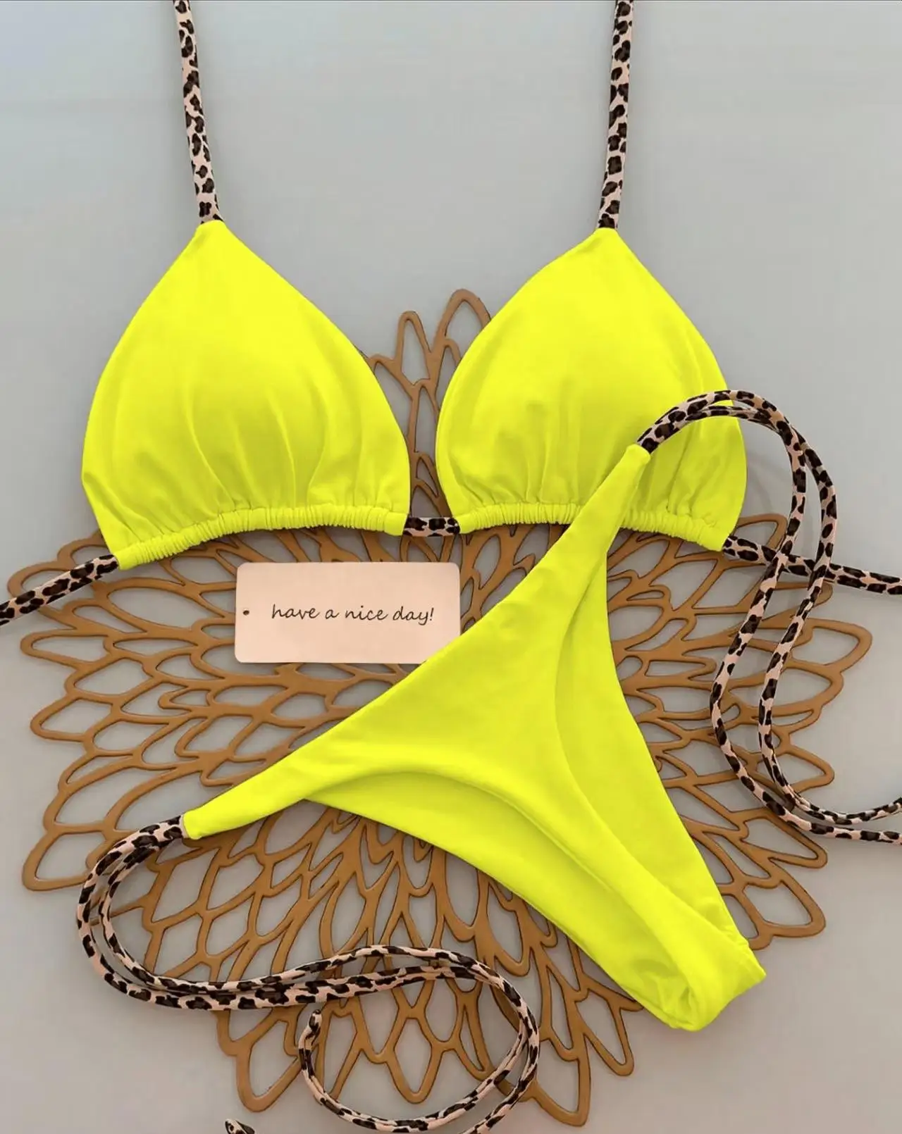 Bikini w panterkę z wysokim stanem i stringami żółty