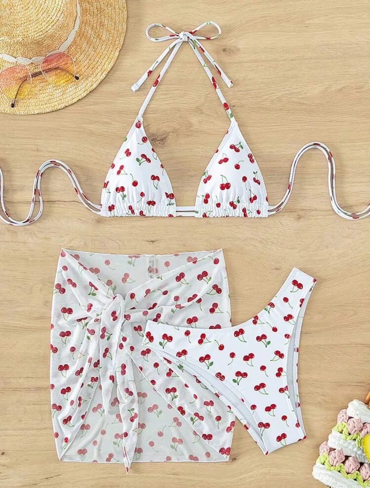 Bikini z nadrukiem wiśni trzyczęściowe ze spódniczką siatkową Biały