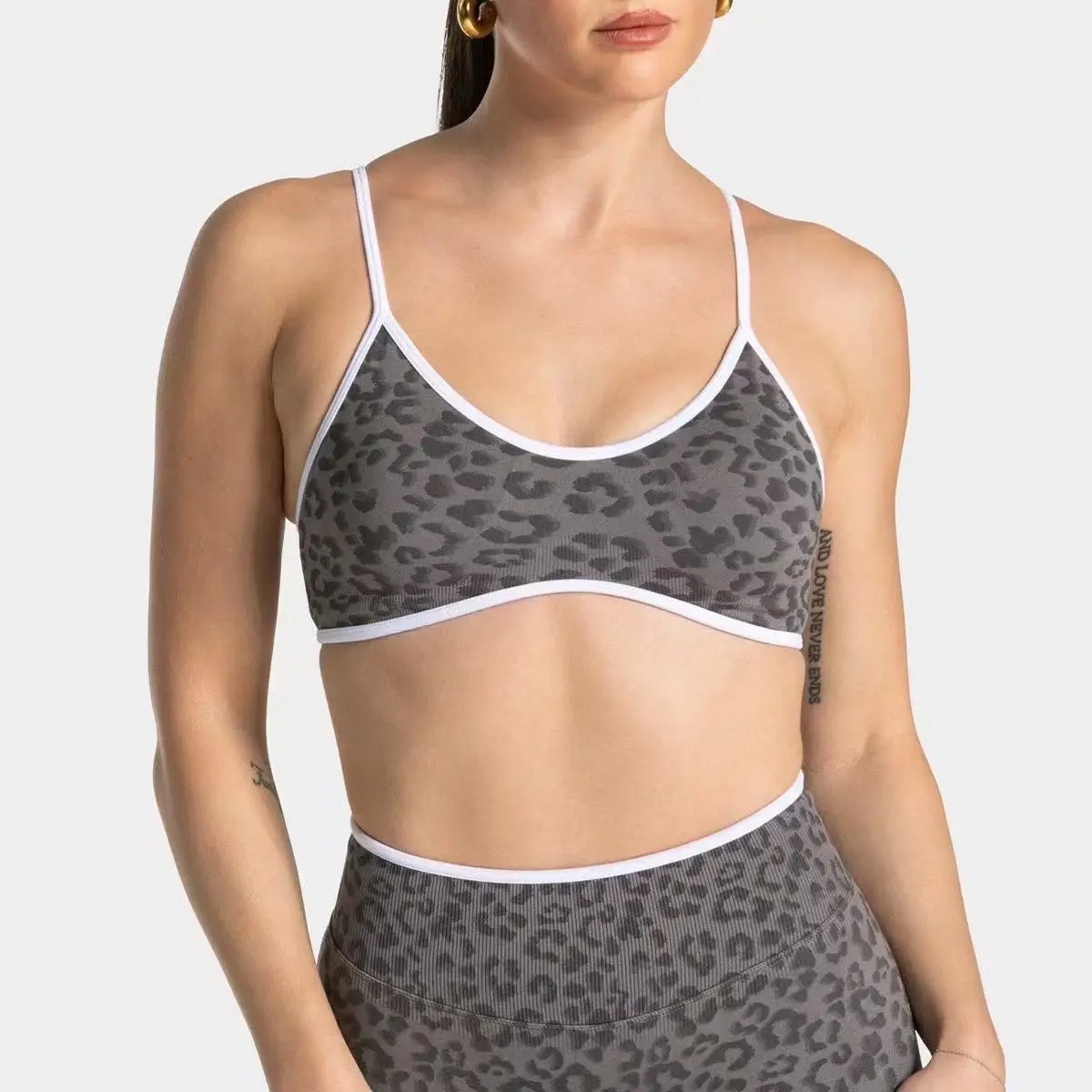 Sportowy biustonosz halter push-up do jogi z wkładkami Szary