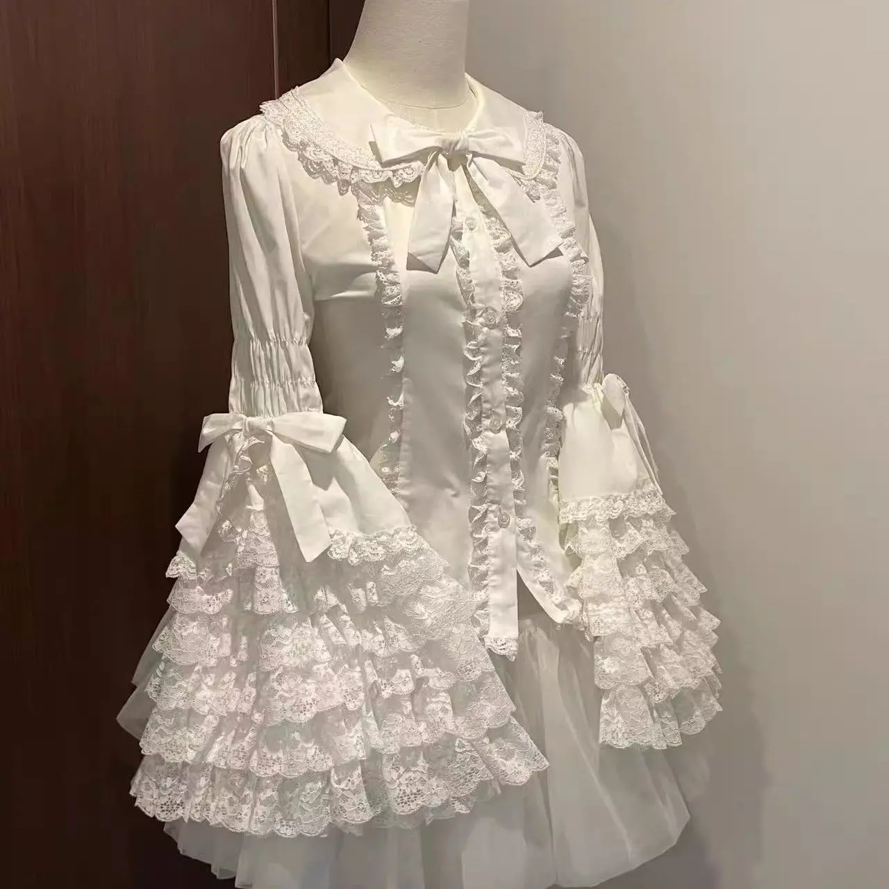 Bluzka damska z falbankami, koronką i kokardą w stylu lolita Biały