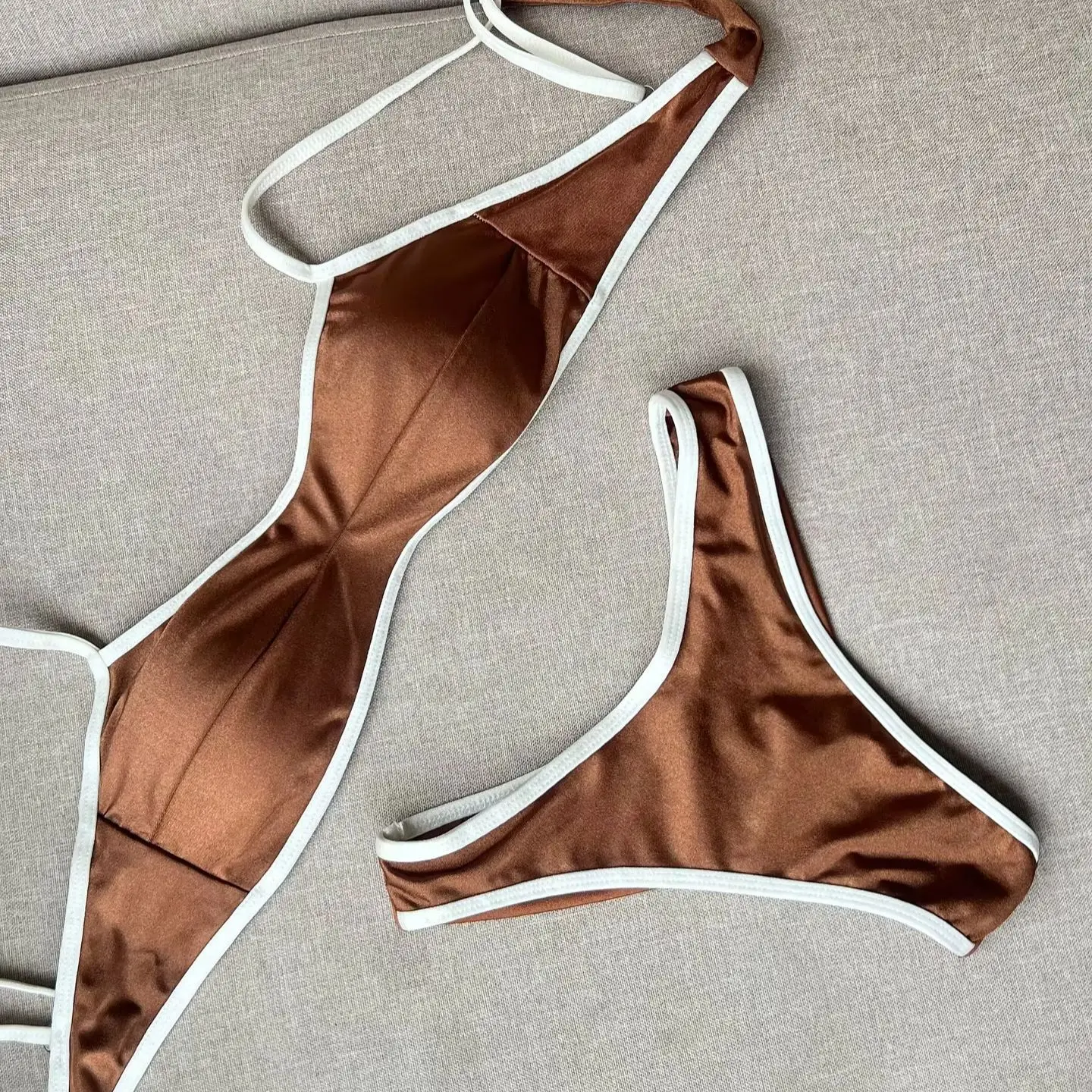 Błyszczące bikini bandeau z wiązaniem na szyi Beżowy