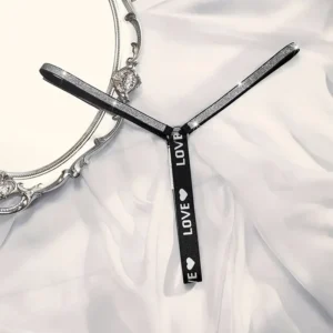 Błyszczące stringi damskie bikini z literami Beżowy