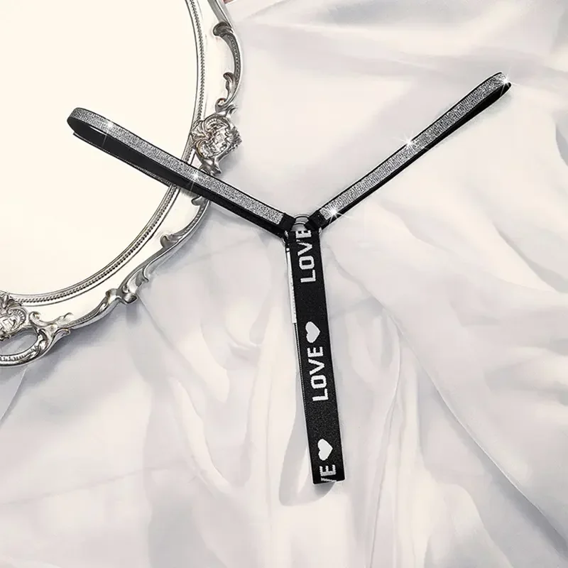 Błyszczące stringi damskie bikini z literami Beżowy