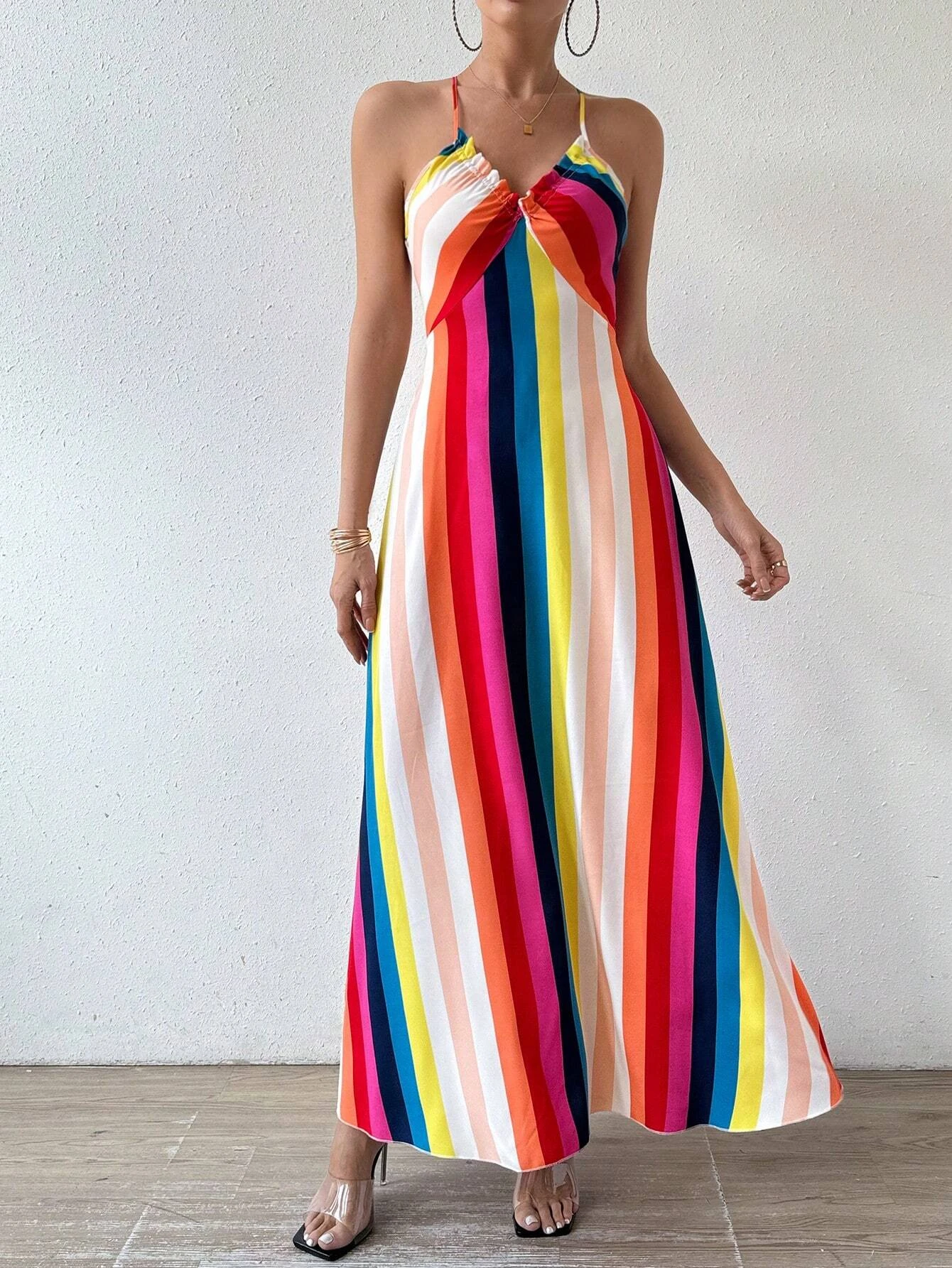 Boho sukienka maxi z odkrytymi plecami i etnicznymi wzorami Wielo