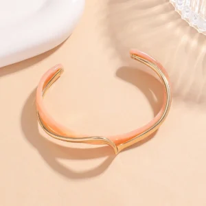 Bransoletka light luxury z zakrzywioną fakturą metalu Różowy