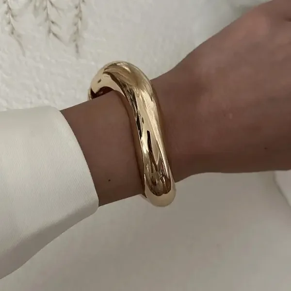 Szeroka metalowa bransoletka mankietowa w stylu vintage Kolor czystego złota