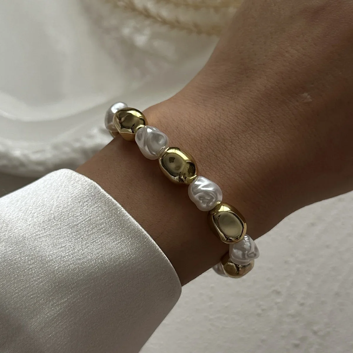 Szeroka metalowa bransoletka mankietowa w stylu vintage Kolor jasnożółtego złota