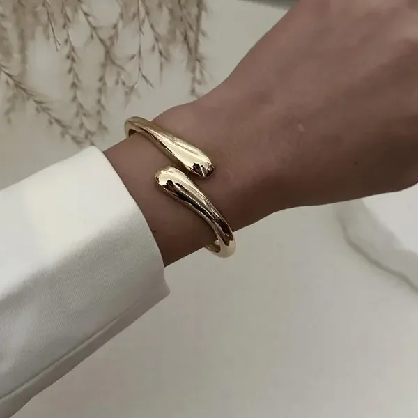 Szeroka metalowa bransoletka mankietowa w stylu vintage Kolor różowego złota
