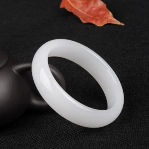 Bransoletka z naturalnego jadeitu z wisiorkiem — rzeźbiony amulet szczęścia Zielony