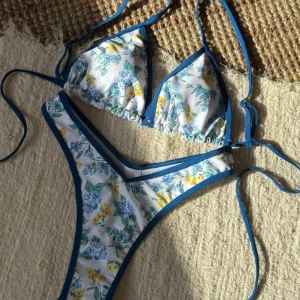 Brazylijskie bikini stringi w panterkę z kwiatami Niebieski