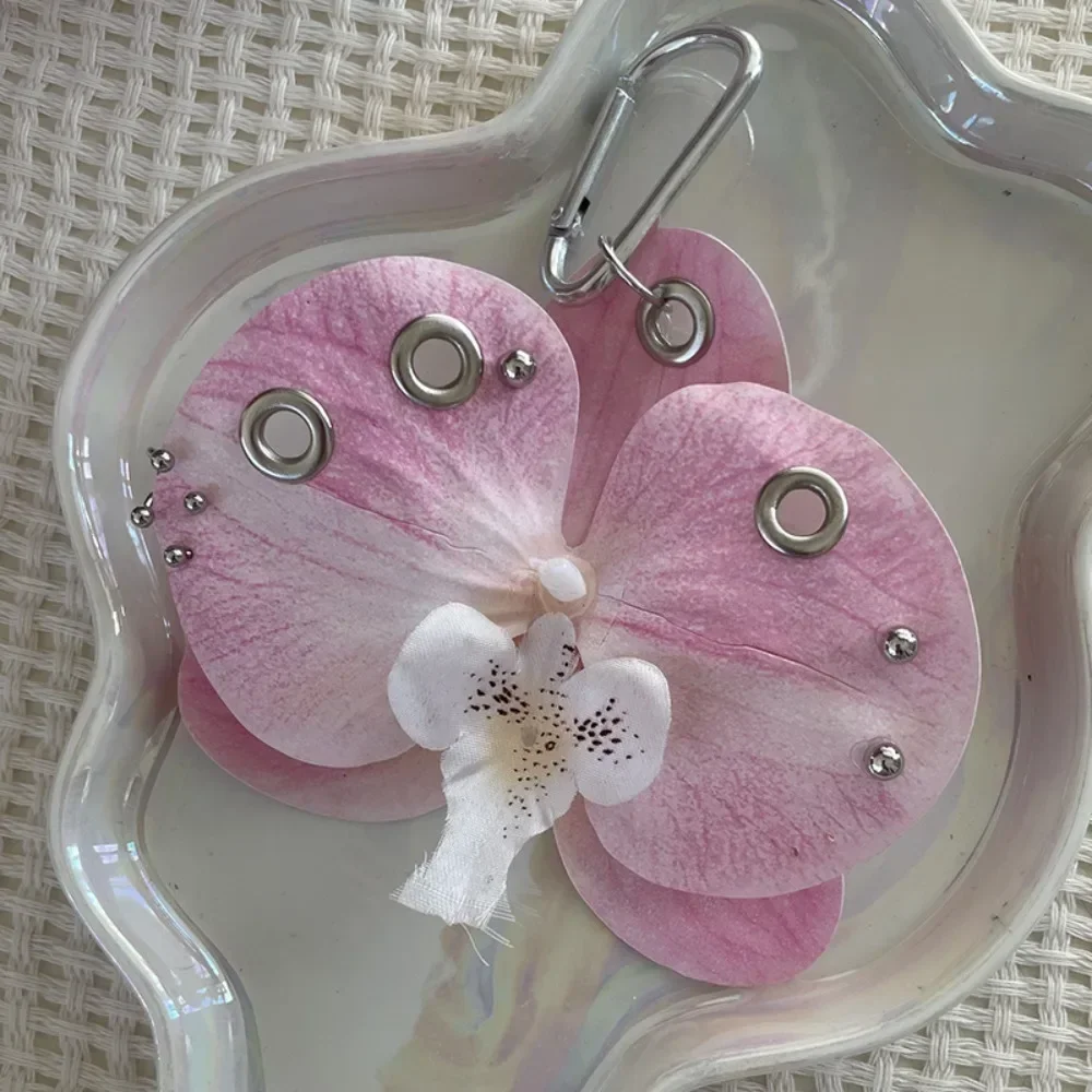 Breloczek z kwiatami sztucznymi — orchidea i lilia do torby Biały
