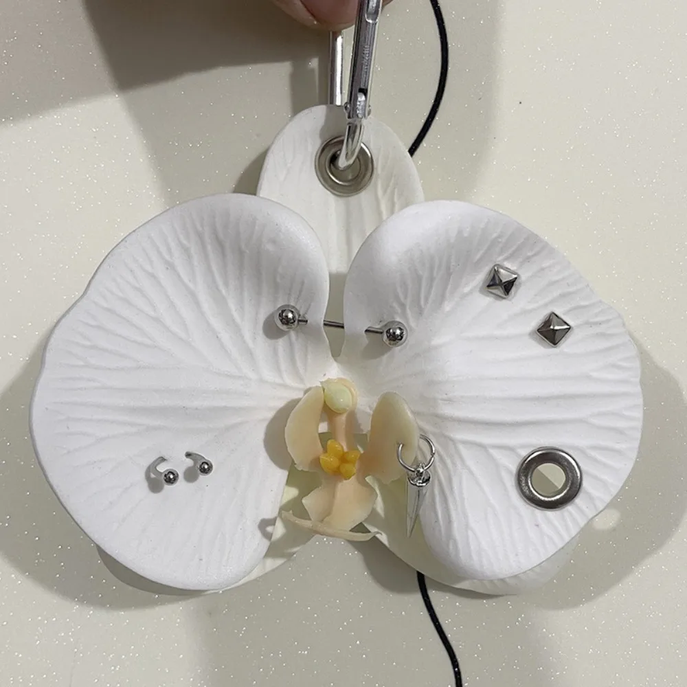 Breloczek z kwiatami sztucznymi — orchidea i lilia do torby Brązowy