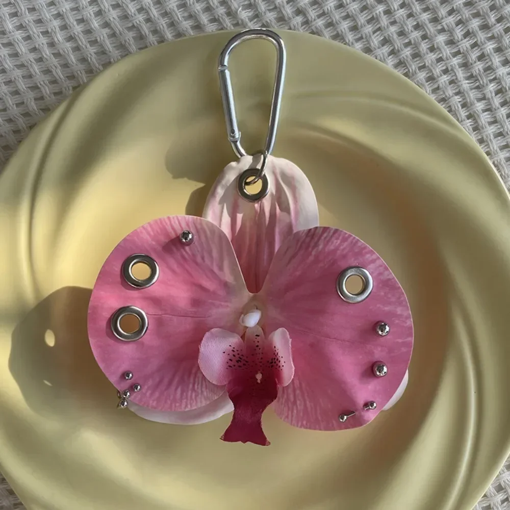 Breloczek z kwiatami sztucznymi — orchidea i lilia do torby Czarny