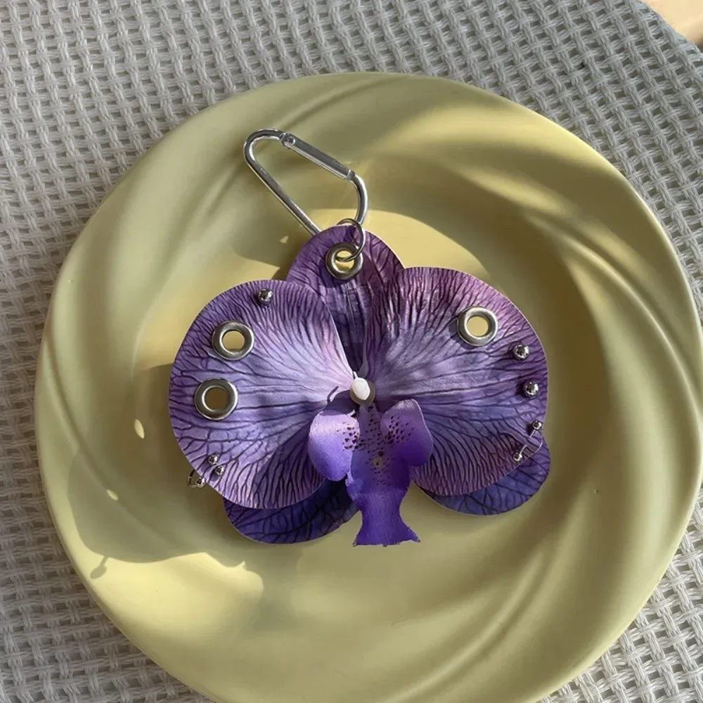 Breloczek z kwiatami sztucznymi — orchidea i lilia do torby Czerwony