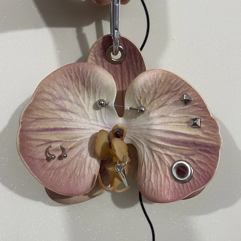 Breloczek z kwiatami sztucznymi — orchidea i lilia do torby Kolba