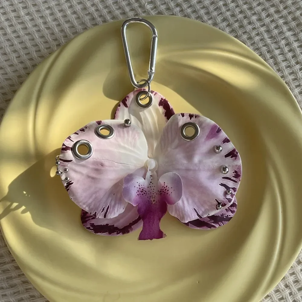 Breloczek z kwiatami sztucznymi — orchidea i lilia do torby Szary