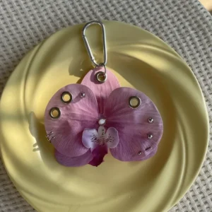 Breloczek z kwiatami sztucznymi — orchidea i lilia do torby Zielony
