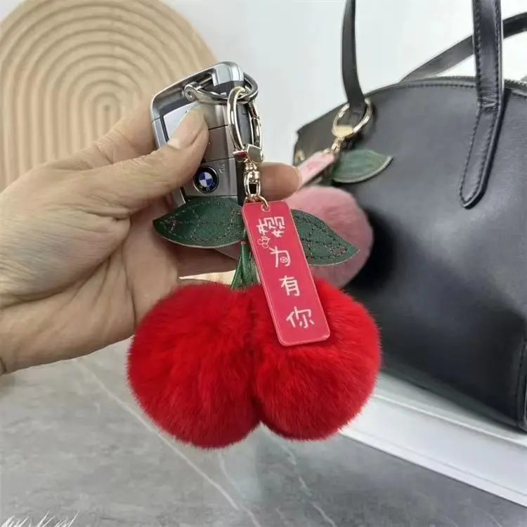 Puszysty breloczek pompon do torebki z futerka Szary